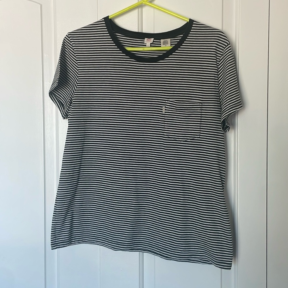 Levi’s t shirt